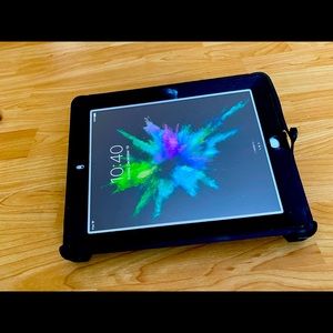 iPad (4th Generation) Version 10.3.3 with otter box case
